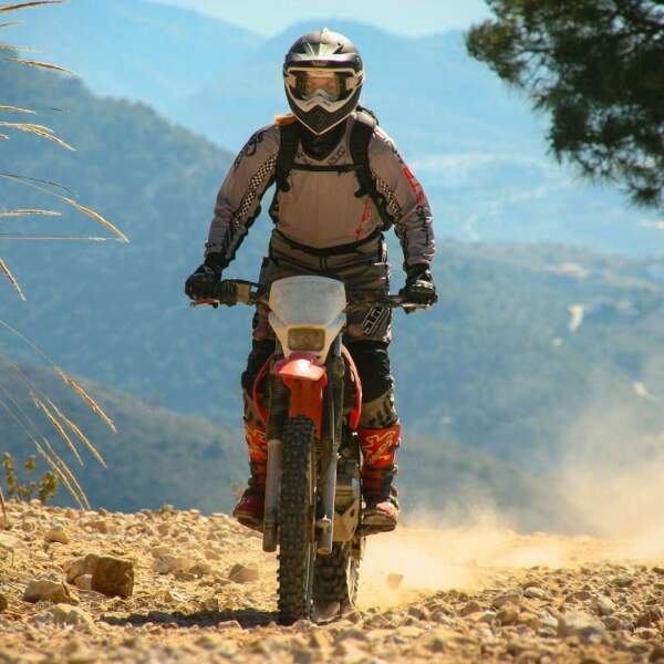 Motorradreisen Spanien, Motorräder, Schotterstraße  
Rider, Berge  
Motorräder, Dorf  
Motorräder, Gravel-Tracks  
Motorräder, Schieferhänge